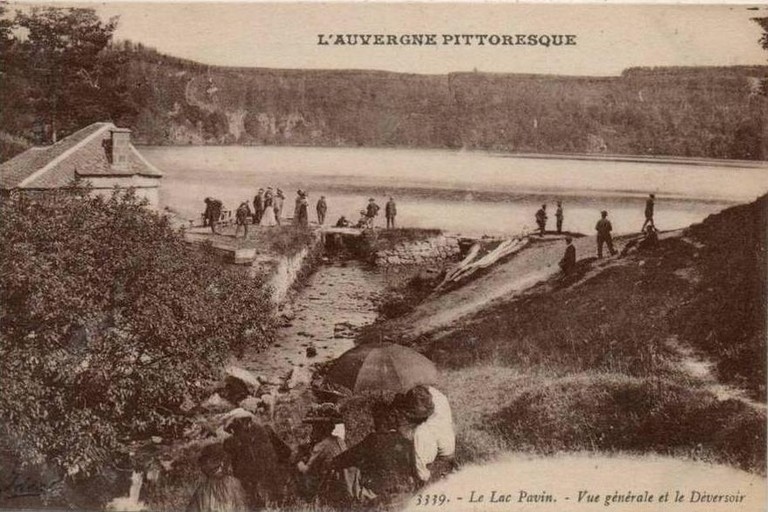 Photo ancienne (carte postale) du lac Pavin.