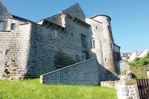 Château de Besse et Saint Anastaise.